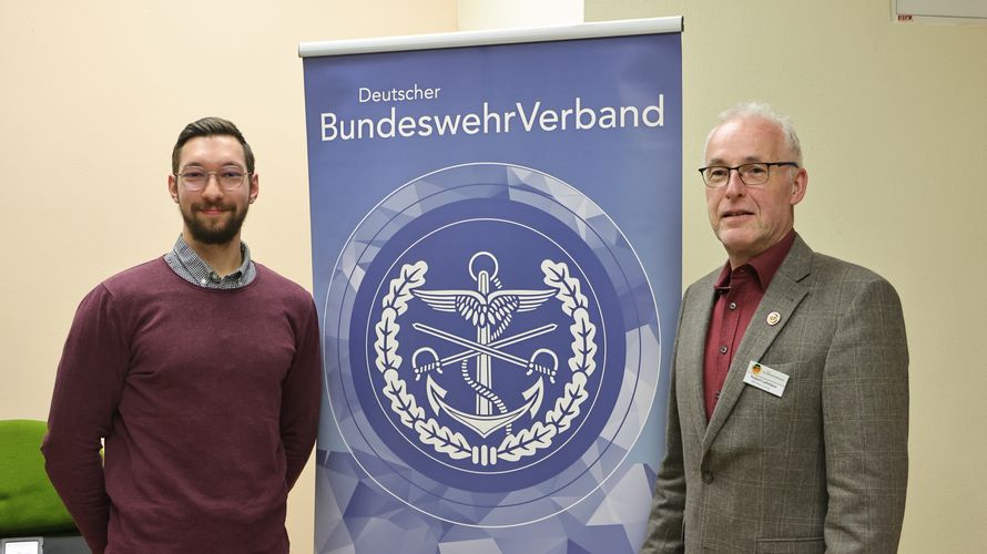 Vorsitzender Oberstabsfeldwebel a.D. Hubert Lehmann (rechts) dankte Tizian Konhäuser von der Compass Pflegeberatung für den informativen Vortrag. Foto: Anja Lehmann         