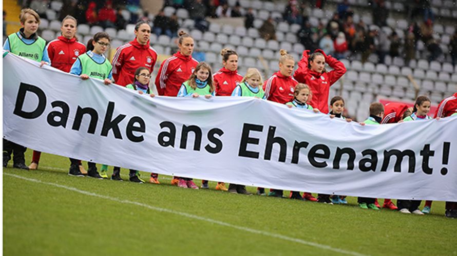 Fußballerinnen des FC Bayern München bedanken sich vor einem Spiel bei  allen Ehrenamtlichen Foto: dpa
