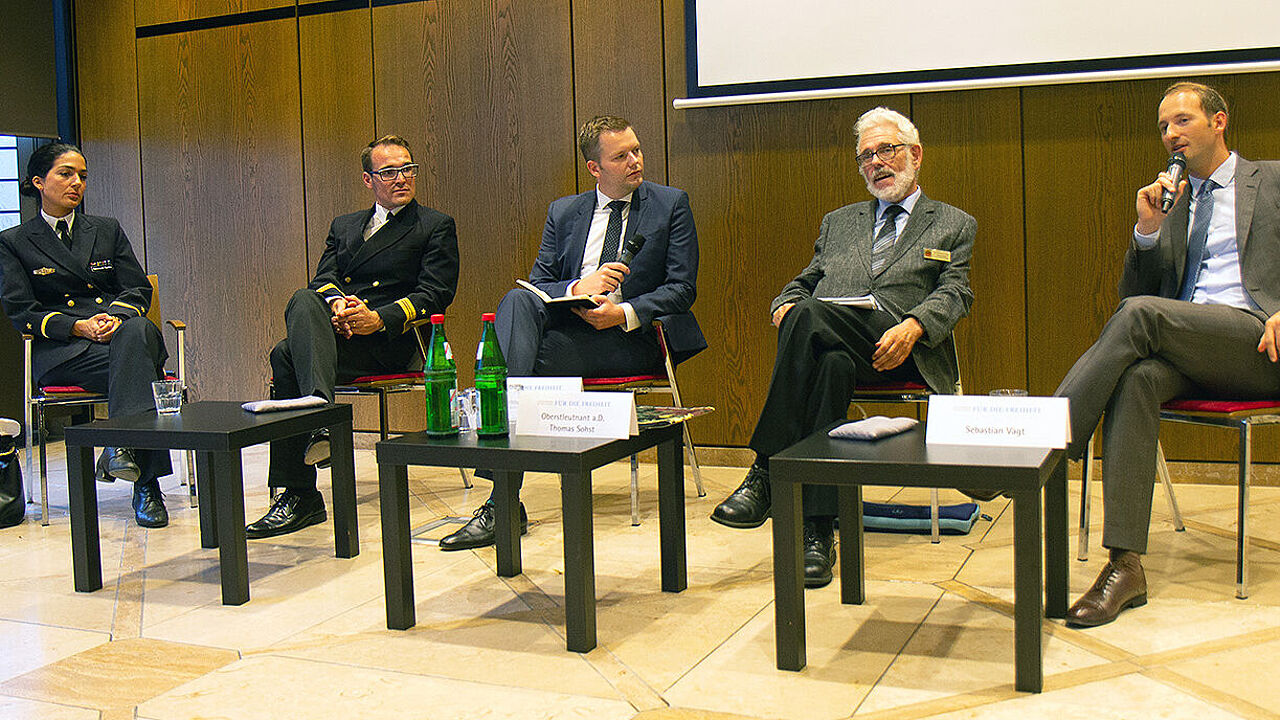 Auf dem Podium: Leutnant zur See Mariman Hammouti-Reinke (v. l.), Kapitänleutnant Daniel Schumann, Moderator Christian Blume, Oberstleutnant a.D. Thomas Sohst vom DBwV und Referent Sebastian Vagt diskutieren über eine europäische Bundeswehr. Foto: DBwV/Vieth