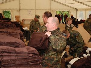Archiv: Soldaten aus Roding haben Decken für Flüchtlinge besorgt. (Quelle: Bundeswehr)
