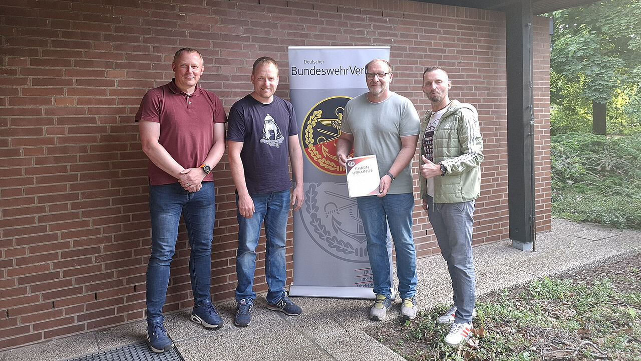 In Hannover:  Oberleutnant Mathias Thrams (stv. Vorsitzender Standortkameradschaft), Steffen Poppendieck, Ingo Henkenjohann und Stabsfeldwebel Andreas Schmelzeisen (Vorsitzender Truppenkameradschaft Sanitätsdienst Celle). Foto: LV Nord