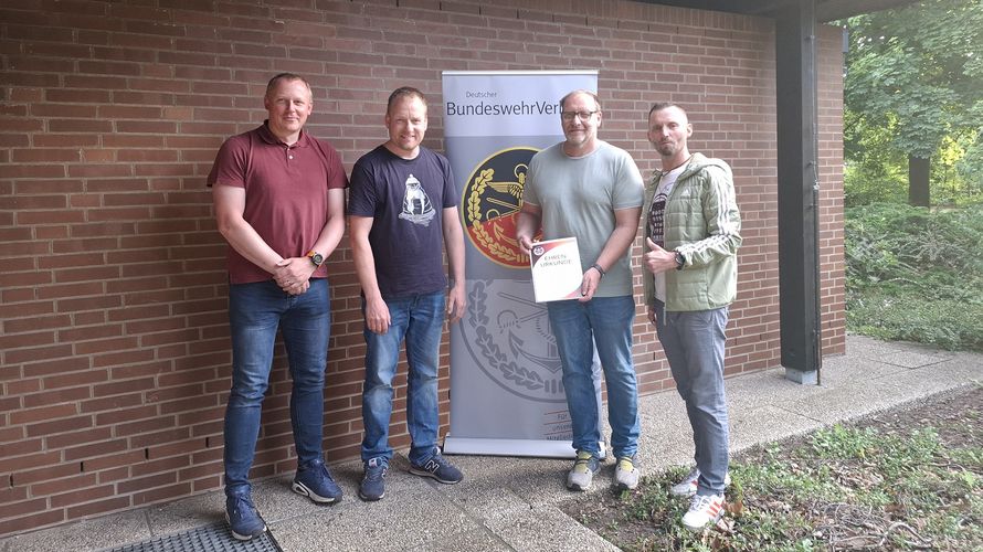 In Hannover:  Oberleutnant Mathias Thrams (stv. Vorsitzender Standortkameradschaft), Steffen Poppendieck, Ingo Henkenjohann und Stabsfeldwebel Andreas Schmelzeisen (Vorsitzender Truppenkameradschaft Sanitätsdienst Celle). Foto: LV Nord