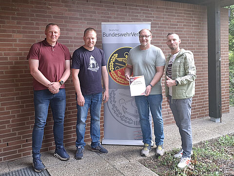 In Hannover:  Oberleutnant Mathias Thrams (stv. Vorsitzender Standortkameradschaft), Steffen Poppendieck, Ingo Henkenjohann und Stabsfeldwebel Andreas Schmelzeisen (Vorsitzender Truppenkameradschaft Sanitätsdienst Celle). Foto: LV Nord