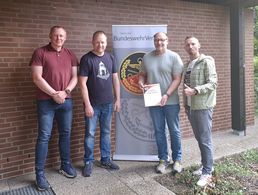 In Hannover:  Oberleutnant Mathias Thrams (stv. Vorsitzender Standortkameradschaft), Steffen Poppendieck, Ingo Henkenjohann und Stabsfeldwebel Andreas Schmelzeisen (Vorsitzender Truppenkameradschaft Sanitätsdienst Celle). Foto: LV Nord
