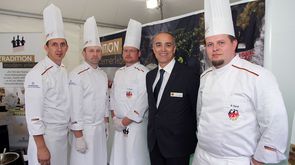 Der stellvertretende Bundesvorsitzende am Stand der Kochnationalmannschaft der Bundeswehr, die kleine Köstlichkeiten für die Gäste servierte. Foto: /BMVg