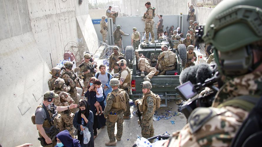 Soldaten der Bundeswehr und anderer Nationen am Northgate des Kabuler Flughafens: Die Einsatzkräfte waren stark belastenden Eindrücken ausgesetzt. Foto: Bundeswehr