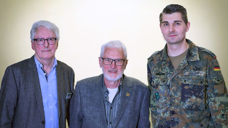 Vorsitzender Oberstabsfeldwebel a.D. Hans Frommer, Jubilar Oberstleutnant a.D. Reinhard Bäumler und Gastreferent Oberstleutnant Benjamin Faust (v.l.). Foto: KERH Trier und Umgebung