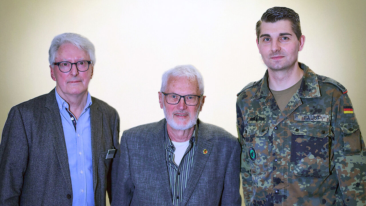 Vorsitzender Oberstabsfeldwebel a.D. Hans Frommer, Jubilar Oberstleutnant a.D. Reinhard Bäumler und Gastreferent Oberstleutnant Benjamin Faust (v.l.). Foto: KERH Trier und Umgebung