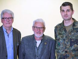 Vorsitzender Oberstabsfeldwebel a.D. Hans Frommer, Jubilar Oberstleutnant a.D. Reinhard Bäumler und Gastreferent Oberstleutnant Benjamin Faust (v.l.). Foto: KERH Trier und Umgebung