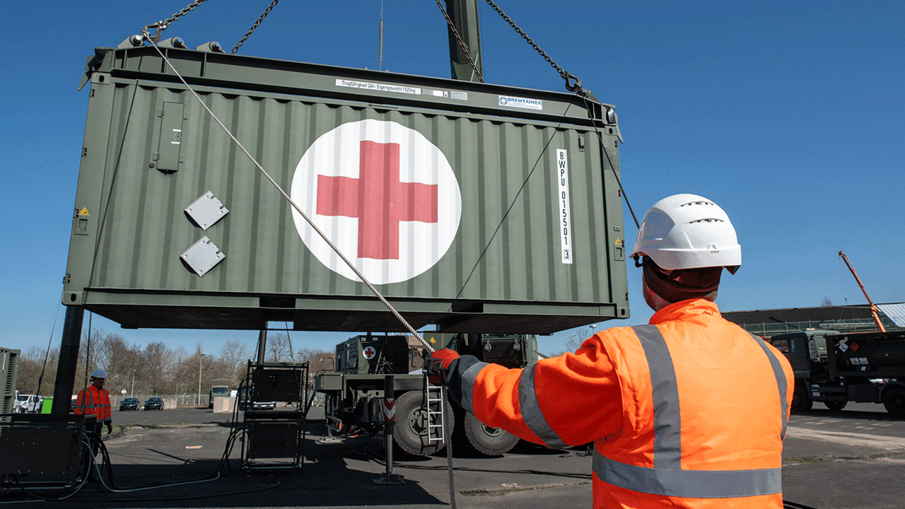 Soldaten vom Sanitätsregiment 2 bauen während der Coronavirus-Pandemie in Koblenz eine mobile Sauerstofferzeugungsanlage auf. Bis zu 15.000 Soldaten sollen bei Bedarf zur Krisenbewältigung zum Einsatz kommen. Foto: Bundeswehr/Patrick Grüterich