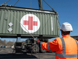 Soldaten vom Sanitätsregiment 2 bauen während der Coronavirus-Pandemie in Koblenz eine mobile Sauerstofferzeugungsanlage auf. Bis zu 15.000 Soldaten sollen bei Bedarf zur Krisenbewältigung zum Einsatz kommen. Foto: Bundeswehr/Patrick Grüterich