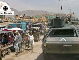 Noch zu frühen Zeiten des deutschen Afghanistan-Engagements: Transportpanzer Fuchs fahren durch Kabul. Foto: picture-alliance/ ZB | Andreas Land