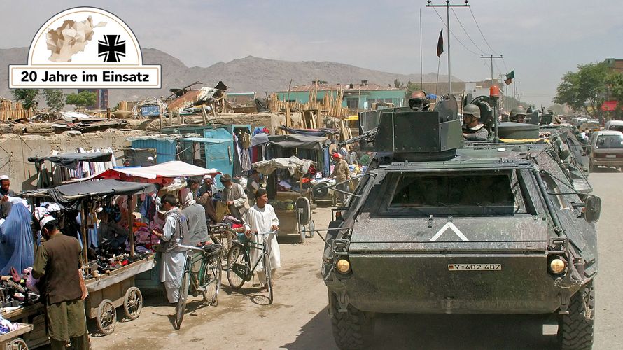 Noch zu frühen Zeiten des deutschen Afghanistan-Engagements: Transportpanzer Fuchs fahren durch Kabul. Foto: picture-alliance/ ZB | Andreas Land