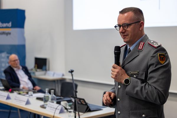 Oberstleutnant i.G. Tobias Brennenstuhl versprach, dass demnächst eingesetzte KI-Lösungen zuverlässige Daten liefern werden. Foto: DBwV/Yann Bombeke