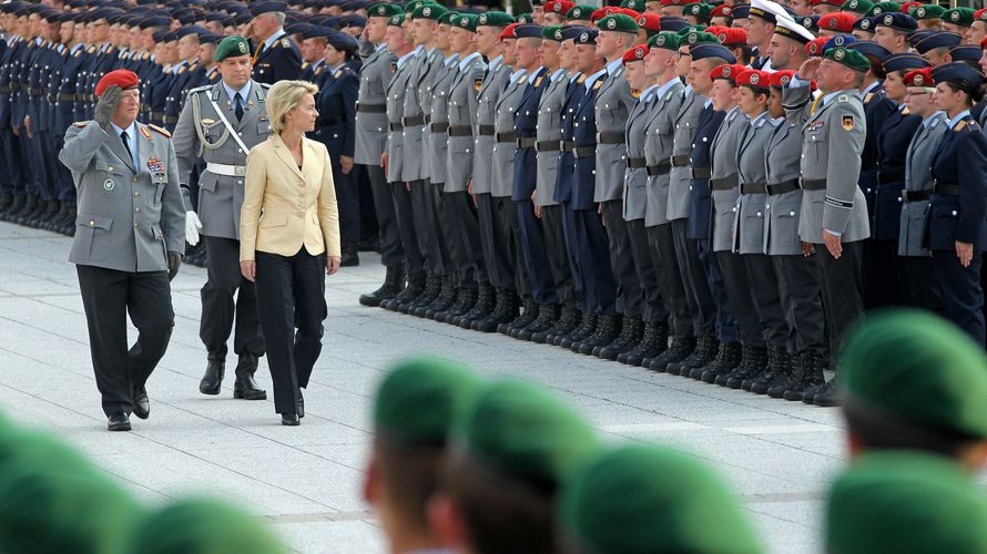 Verteidigungsministerin Ursula von der Leyen und Generalinspekteur Volker Wieker beim Feierlichen Gelöbnis. Offenbar steht vor allem dem Heer ein massiver Aufwuchs bevor Foto: Bundeswehr