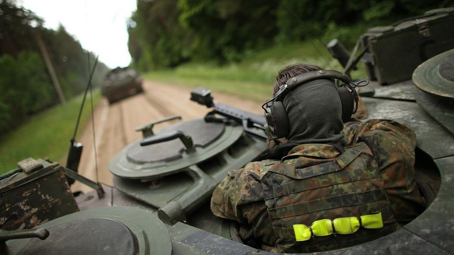 Panzergrenadiere fahren mit dem Schützenpanzer Marder während der Übung Iron Wolf 2017 in Litauen Foto: Bundeswehr