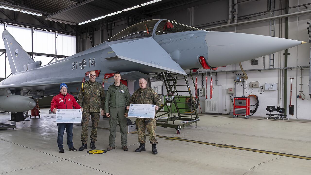 Auch in diesem Jahr konnte das TaktLwG 73 „S“ mit dem beim Adventsmarkt erwirtschafteten Gewinn die lokale Vereinsarbeit unterstützen. André Stache (stellvertretender Vorsitzender SC Laage, von links nach rechts) Oberstabsfeldwebel Daniel Schwarz (Vertreter StoKa Laage), Oberst Dominique Gentzsch (Kommodore TaktLwG 73 „S“), Hauptmann Heiko Krüger (Vorsitzender des Kreisanglerverbandes Landkreis Rostock e.V.). Foto: Sebastian Thomas