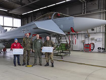 Auch in diesem Jahr konnte das TaktLwG 73 „S“ mit dem beim Adventsmarkt erwirtschafteten Gewinn die lokale Vereinsarbeit unterstützen. André Stache (stellvertretender Vorsitzender SC Laage, von links nach rechts) Oberstabsfeldwebel Daniel Schwarz (Vertreter StoKa Laage), Oberst Dominique Gentzsch (Kommodore TaktLwG 73 „S“), Hauptmann Heiko Krüger (Vorsitzender des Kreisanglerverbandes Landkreis Rostock e.V.). Foto: Sebastian Thomas