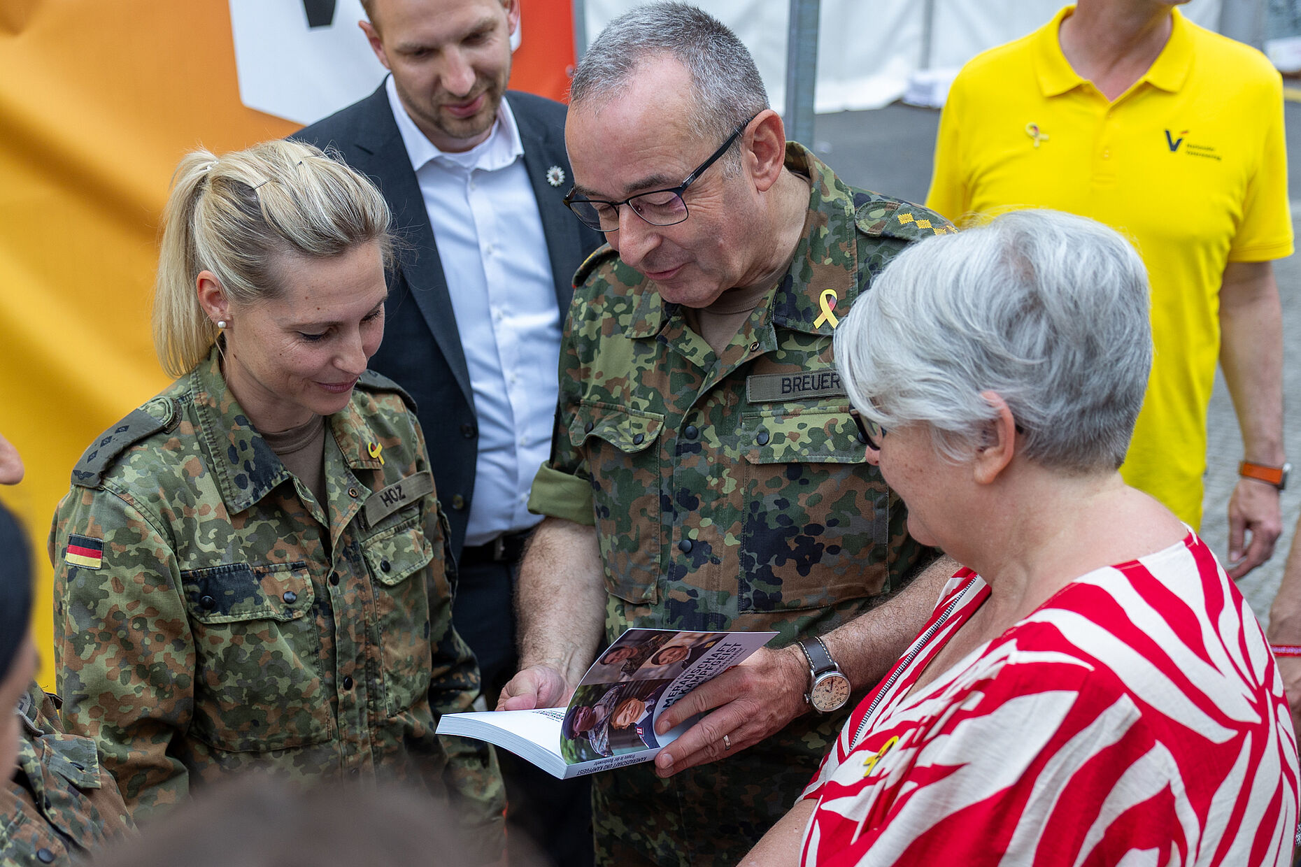 Hauptmann Maria Holz übergab das Buch „Kameradschaft und Kampfgeist – Frauen in der Bundeswehr“ an General Carsten Breuer. Foto: DBwV/Yann Bombeke