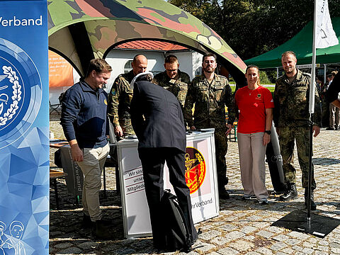 Am Info-Stand stellten Mitglieder des TruKa-Vorstandes und Bezirksvorsitzender Major Daniel Brunner (2.v.r.), unterstützt von Außendienstmitarbeitern des Landesverbandes, den Neuen die Arbeit der TruKa an der UniBw München vor. Foto: Lukas Jochum