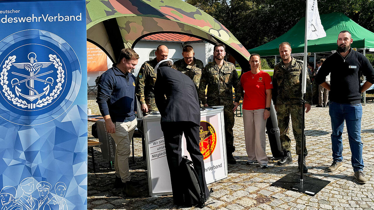 Am Info-Stand stellten Mitglieder des TruKa-Vorstandes und Bezirksvorsitzender Major Daniel Brunner (2.v.r.), unterstützt von Außendienstmitarbeitern des Landesverbandes, den Neuen die Arbeit der TruKa an der UniBw München vor. Foto: Lukas Jochum