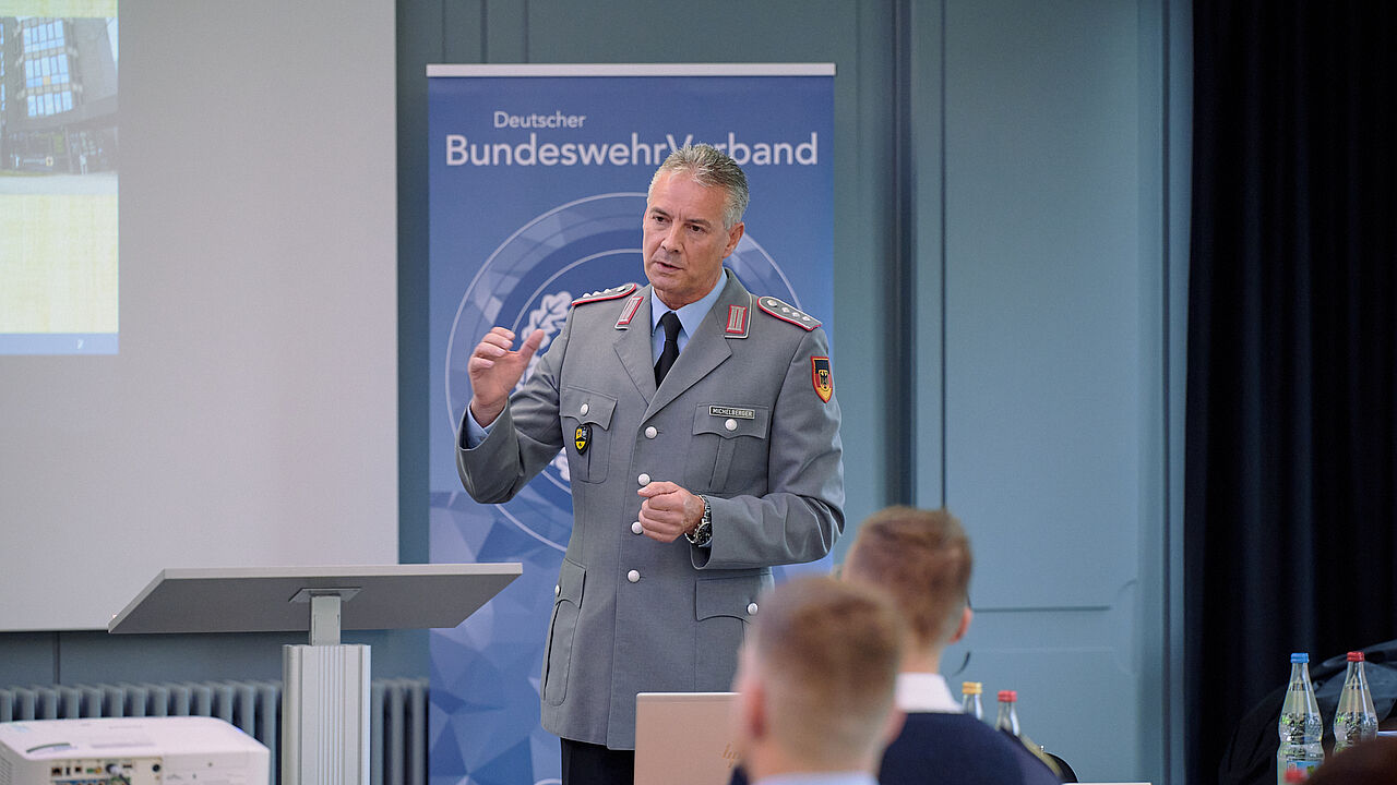 Aus der Arbeit eines Karrierecenter berichtete Hauptmann Udo Michelberger aus Stuttgart. Foto: DBWV/IK