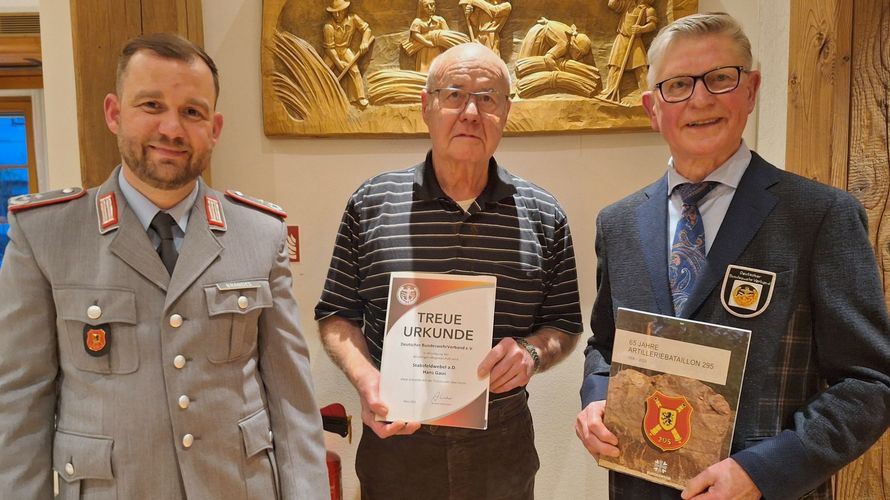KERH-Vorsitzender Stabsfeldwebel a.D. Erwin Vohrer dankte dem stellvertretenden Kommandeur ArtBtl 295, Oberstleutnant Jan-Wilhelm Brandes, für seinen eindrucksvollen Vortrag und ehrte langjährige Mitglieder – hier Stabsfeldwebel a.D. Hans Gaus. Foto: Winfried Riedinger