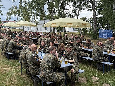 Über 250 Bundeswehrangehörige trafen sich auf dem Gelände der Arnulf-Kaserne Roding zum Sommerfest der StoKa. Foto: Thomas Zimmermann