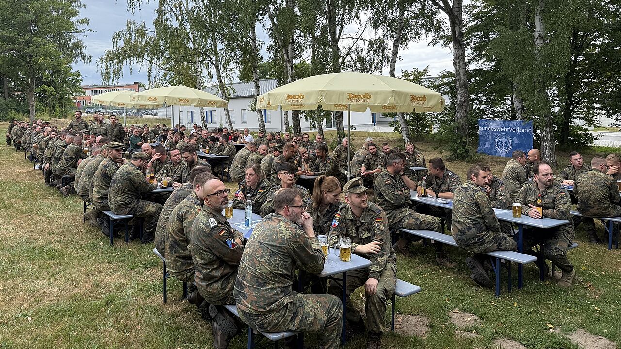 Über 250 Bundeswehrangehörige trafen sich auf dem Gelände der Arnulf-Kaserne Roding zum Sommerfest der StoKa. Foto: Thomas Zimmermann