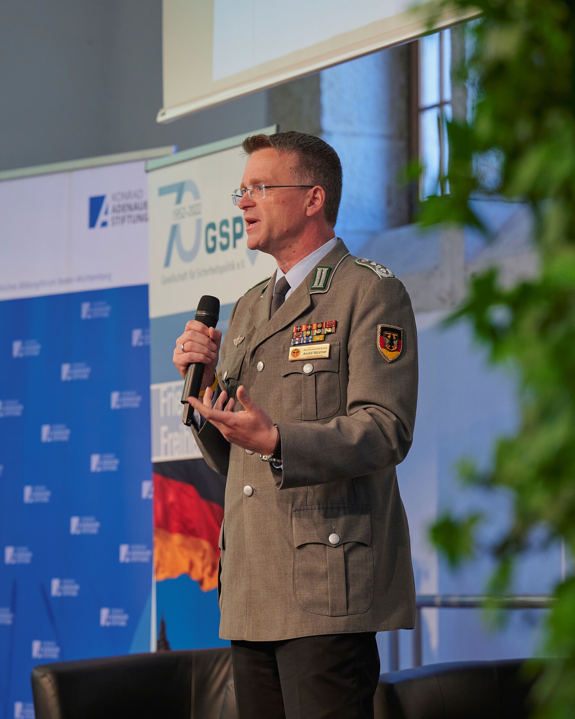 Bundesvorsitzender Oberst André Wüstner machte deutlich, Sicherheit ist „mehr als Militär“. Foto: Ingo Kaminsky