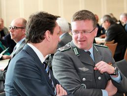 Staatsminister Georg Eisenreich (CSU, l.) im Gespräch mit dem Bundesvorsitzenden Oberstleutnant André Wüstner (v.l.) Foto: Kaminsky