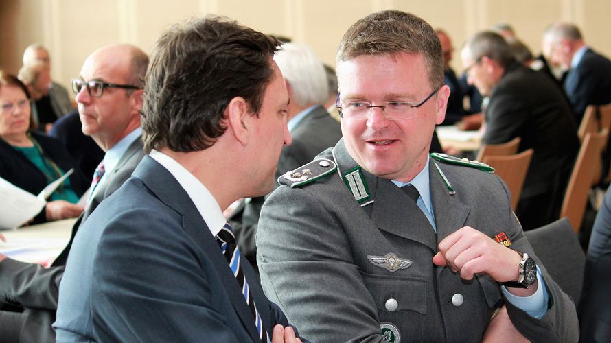 Staatsminister Georg Eisenreich (CSU, l.) im Gespräch mit dem Bundesvorsitzenden Oberstleutnant André Wüstner (v.l.) Foto: Kaminsky
