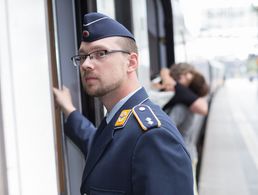 Voller Erfolg für den DBwV: Soldaten können zukünftig Reisezeiten über die tatsächliche Arbeitszeit hinaus als Arbeitszeit geltend machen. Foto: Bundeswehr/Tom Twardy