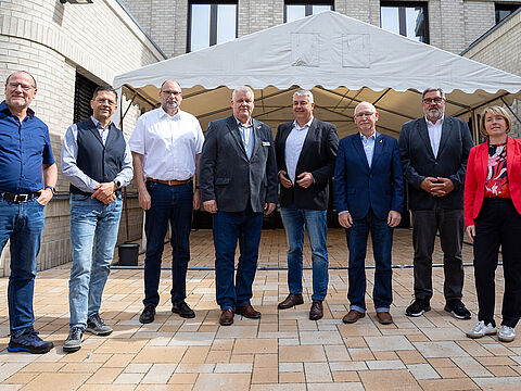 Teilnehmer und Gäste der AG Versorgung in Berlin (v.l.n.r.): Hauptmann a.D. Oliver Hartmann, Hauptmann a.D. Guido Hedemann, Hauptmann a.D. Michael Scholz, Hauptmann a.D. Ingo Zergiebel, Oberstleutnant d.R. Jens Körting, Stabsfeldwebel a.D. und Oberstabsfeldwebel d.R. Frank Udo Reiche, Hauptmann a.D. und Stabshauptmann d.R. Ernst Wendland sowie die Leitende Regierungsdirektorin Anette Naumann. Foto: DBwV/Yann Bombeke