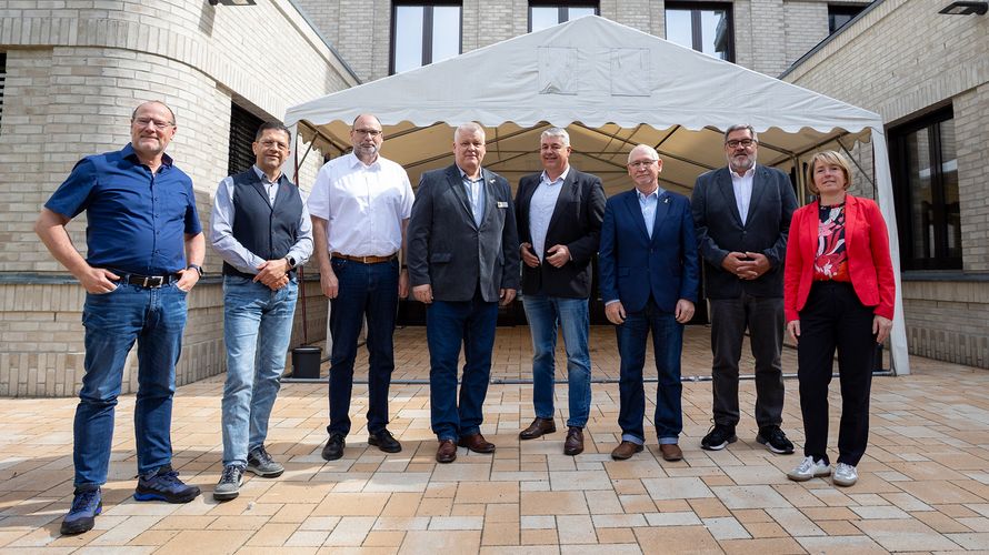 Teilnehmer und Gäste der AG Versorgung in Berlin (v.l.n.r.): Hauptmann a.D. Oliver Hartmann, Hauptmann a.D. Guido Hedemann, Hauptmann a.D. Michael Scholz, Hauptmann a.D. Ingo Zergiebel, Oberstleutnant d.R. Jens Körting, Stabsfeldwebel a.D. und Oberstabsfeldwebel d.R. Frank Udo Reiche, Hauptmann a.D. und Stabshauptmann d.R. Ernst Wendland sowie die Leitende Regierungsdirektorin Anette Naumann. Foto: DBwV/Yann Bombeke