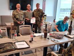 Seinen Besuch am Standort Torgelow nutzte der Bezirksvorsitzende Mecklenburg-Vorpommern, Hauptmann Marko Germer (r.) um Stabsfeldwebel Lutz Roitsch (2.v.r.) auszuzeichnen. Foto: DBwV/Edlinger