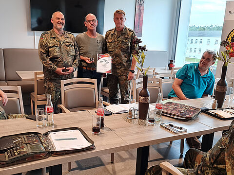 Seinen Besuch am Standort Torgelow nutzte der Bezirksvorsitzende Mecklenburg-Vorpommern, Hauptmann Marko Germer (r.) um Stabsfeldwebel Lutz Roitsch (2.v.r.) auszuzeichnen. Foto: DBwV/Edlinger