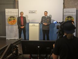 Auf der digitalen Landesversammlung in Bamberg: Der Landesvorsitzende, Stabsfeldwebel a.D. Gerhard Stärk (l.), und der Bundesvorsitzende, Oberstleutnant André Wüstner. Foto: DBwV/Yann Bombeke