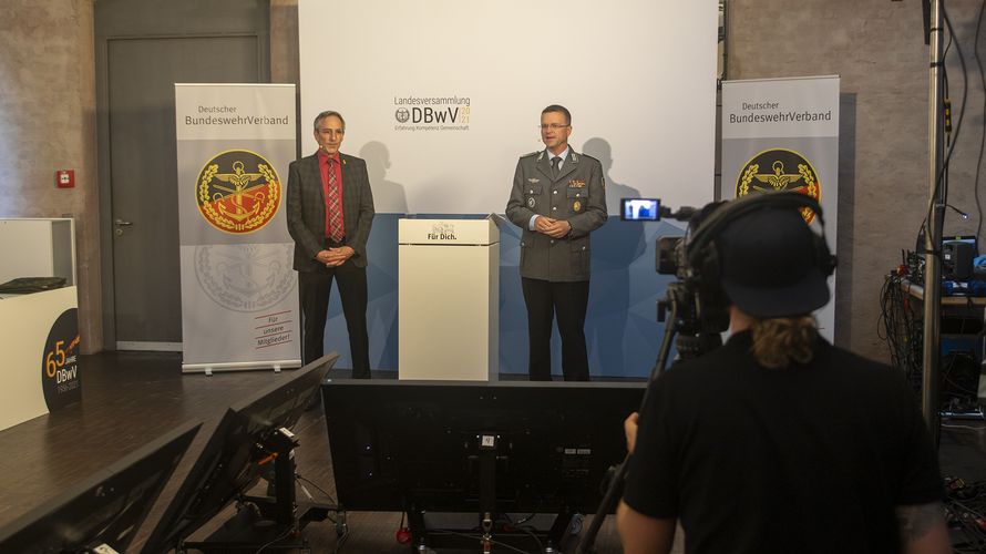 Auf der digitalen Landesversammlung in Bamberg: Der Landesvorsitzende, Stabsfeldwebel a.D. Gerhard Stärk (l.), und der Bundesvorsitzende, Oberstleutnant André Wüstner. Foto: DBwV/Yann Bombeke