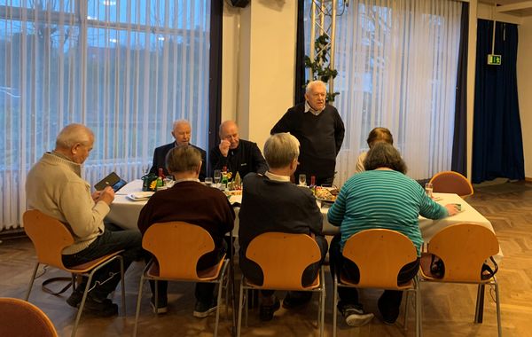 Karlheinz Fietz die Teilnehmer an der Jahresabschlussfeier der Kameradschaften Marzahn/Hellersdorf und Lichtenberg/Hohenschönhausen. Foto: Steffen Braun