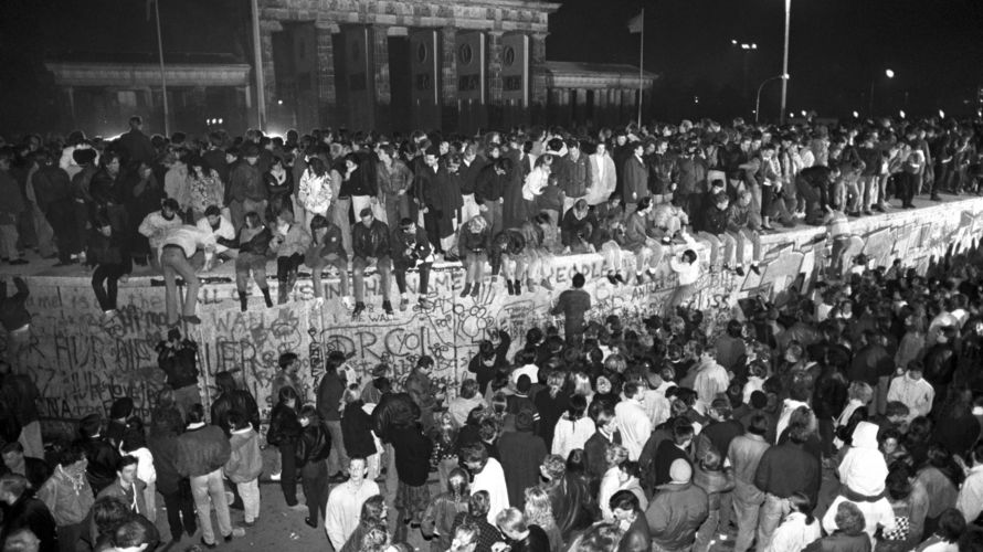 Am Abend des 9. November 1989 teilte SED-Politbüromitglied Schabowski mit, dass alle DDR-Grenzen in die Bundesrepublik und nach Westberlin für DDR-Bürger geöffnet werden. Foto: picture alliance/Wolfgang Kumm