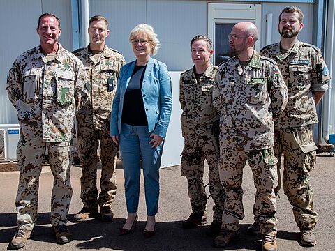 Verteidigungsministerin Christine Lambrecht ist derzeit zu Gast in der Sahelzone und besucht unrter anderem Bundeswehrsoldaten in Mali und Niger. Foto: Bundeswehr