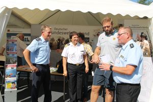 Generalleutnant Jörg Vollmer informiert sich mit der neuen "Die Bundeswehr". Foto: DBwV