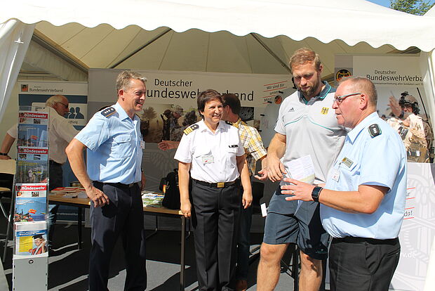 Generalleutnant Jörg Vollmer informiert sich mit der neuen "Die Bundeswehr". Foto: DBwV