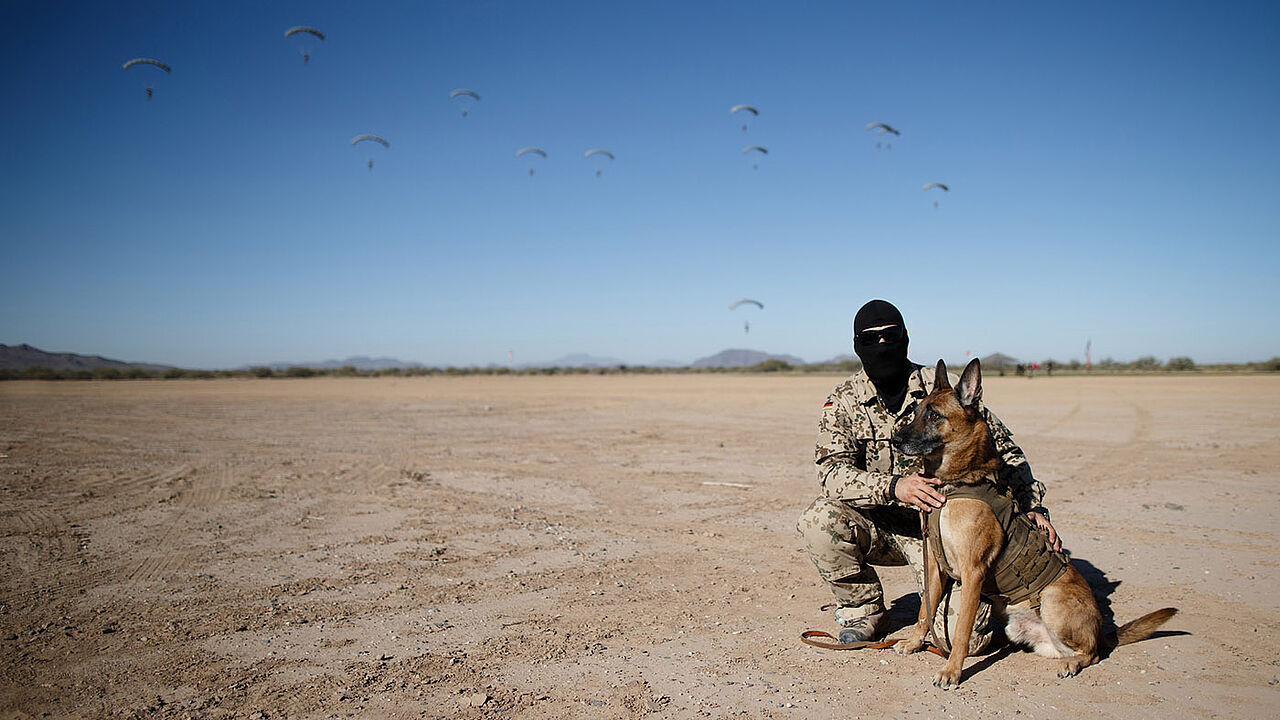 Hundeführer Hauptfeldwebel W. vom Kommando Spezialkräfte (KSK) nimmt mit Diensthund Diego an der Übung des taktischen freien Falls in Arizona/USA teil Foto: Bundeswehr/Jana Neumann