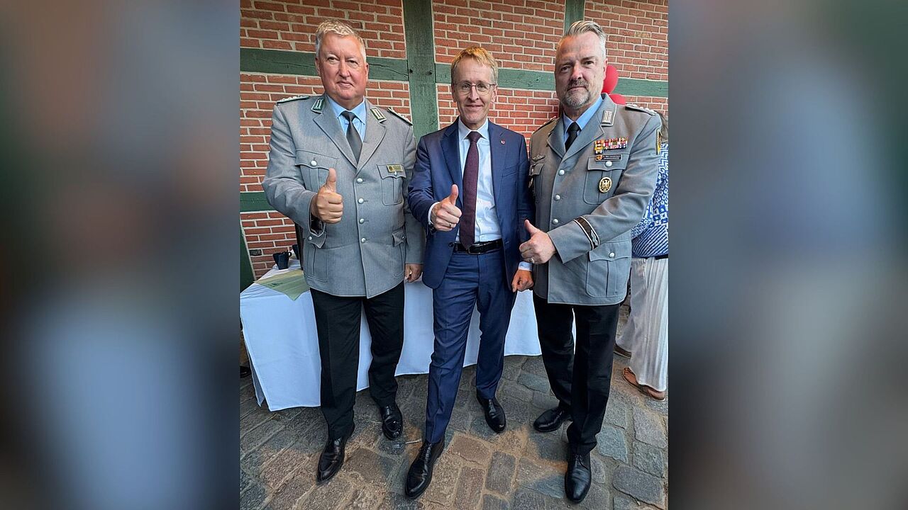 Oberst Thomas Behr (von links), Ministerpräsident Daniel Günther (CDU) und Oberst d.R. Dr. Marc Lemmermann, Landesvorsitzender der Landesgruppe Schleswig-Holstein des Reservistenverbandes (VdRBw). Foto: DBwV