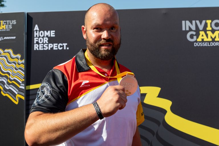 Maik Mutschke bei der Medaillenverleihung. Foto: Invictus Games 2023/Tim Richter