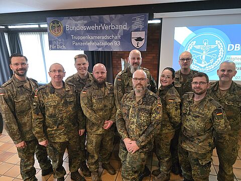 Hauptmann Lars Schunack (li.) mit dem neugewählten Vorstand. Foto: DBwV