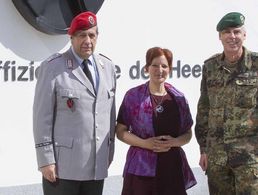 OTL Bliefert, Frau Swierczek und Oberst Jochen Schneider, stv. Kommandeur der OSH (v.l.) Foto: OSH/Schöne