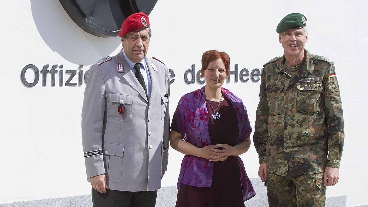 OTL Bliefert, Frau Swierczek und Oberst Jochen Schneider, stv. Kommandeur der OSH (v.l.) Foto: OSH/Schöne